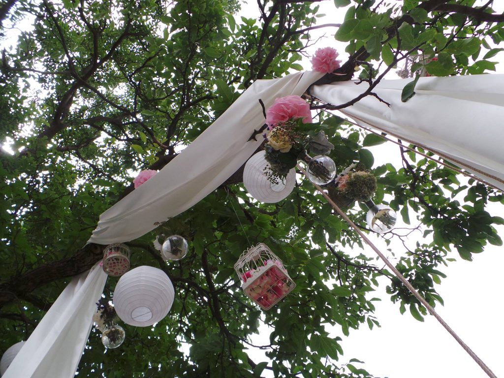 Rózsás kiegészítők a levendulás esküvői dekorációhoz